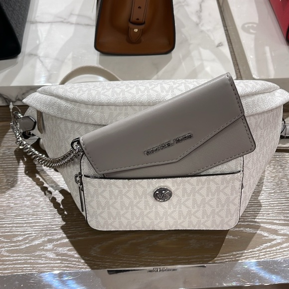MICHAEL KORS
Maisie Large Logo 2-in-1 Sling Pack
Optic White/Silver
NWT - Picture 3 of 16